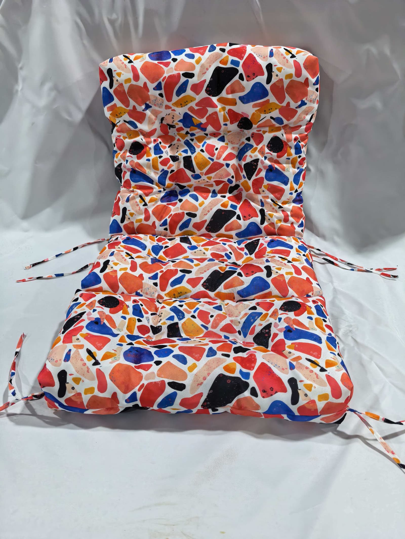 Cojín reclinable con estampado terrazzo