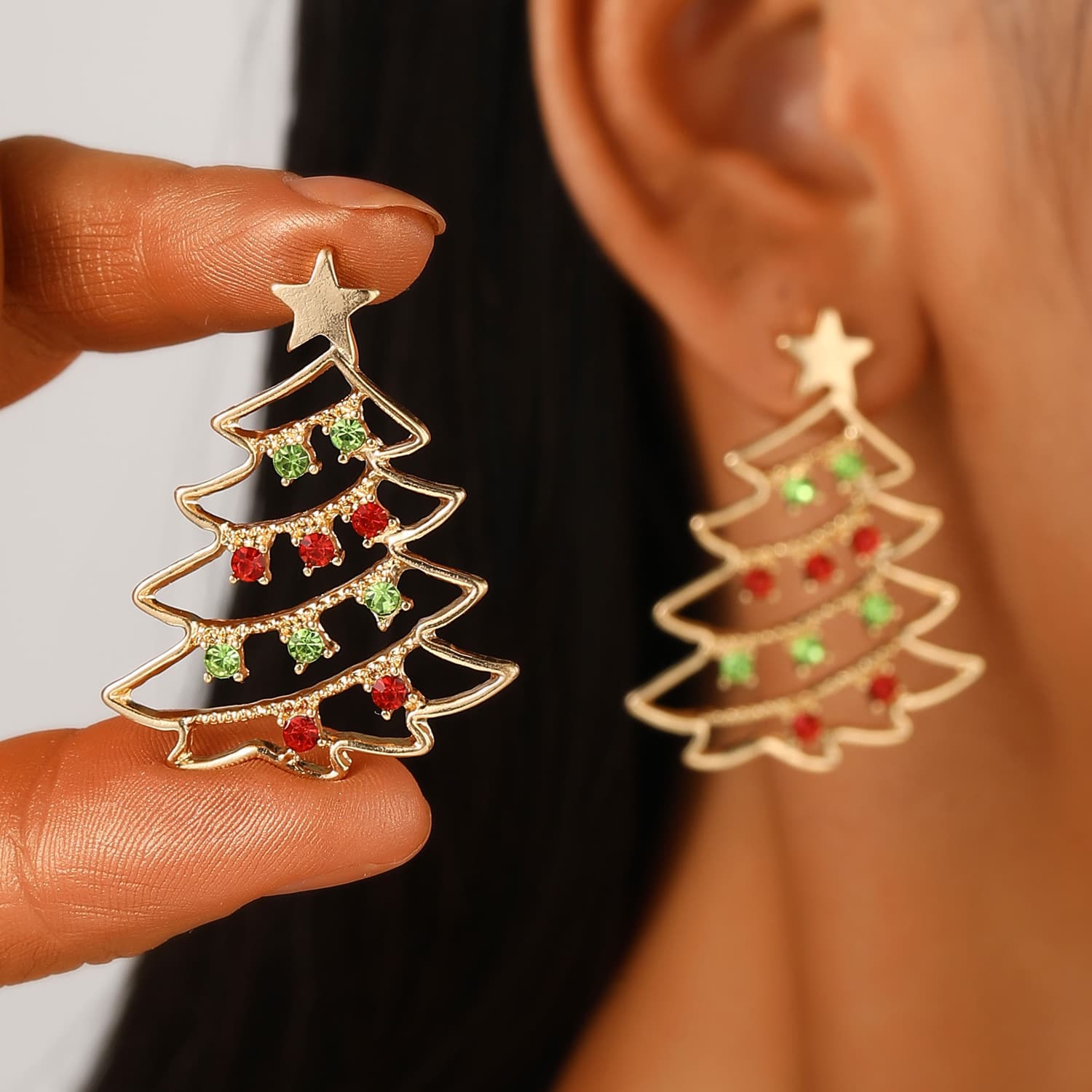 Aretes navideños con árbol y circones coloridos
