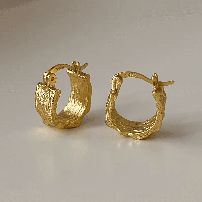 Aretes tipo aro de plata texturado