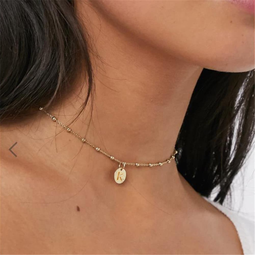 Collar con cadena de acero y letra inicial