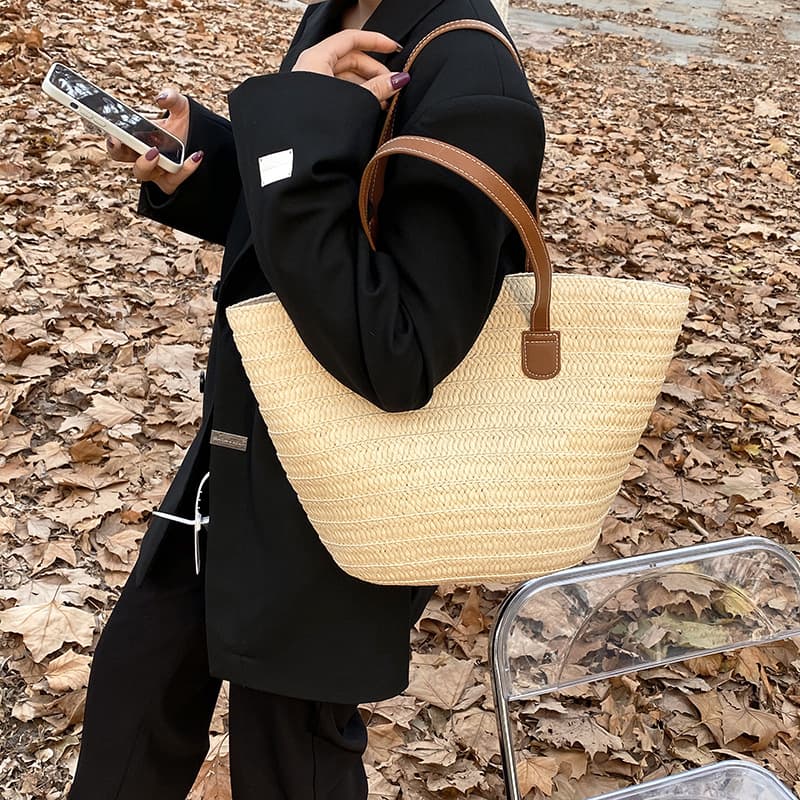 Bolso de mujer tejido en paja con contraste