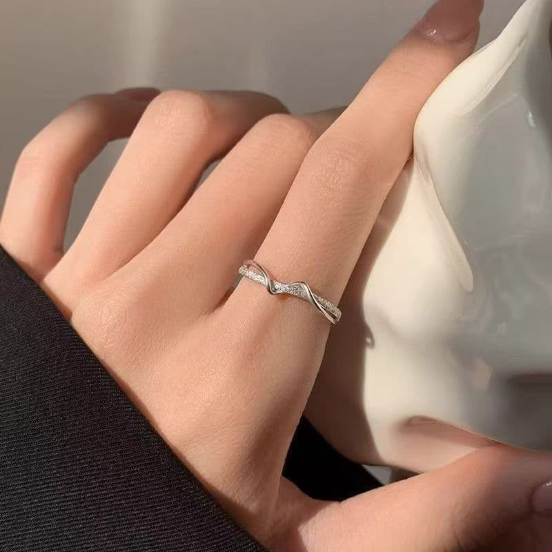 Anillo de compromiso clásico elegante plateado