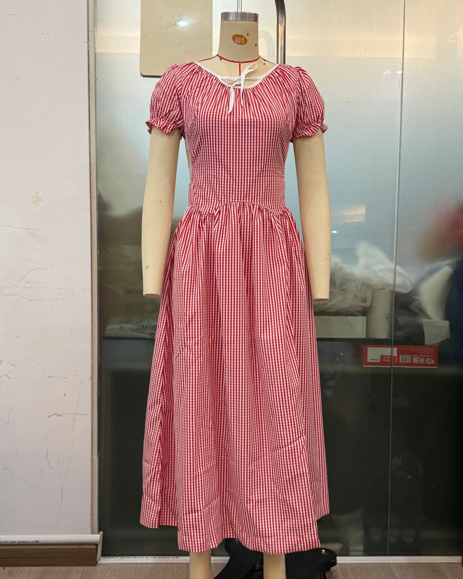 Vestido estilo vacaciones a cuadros con espalda descubierta
