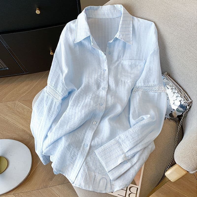 Blusa de encaje hueco con protección solar y rayas azules