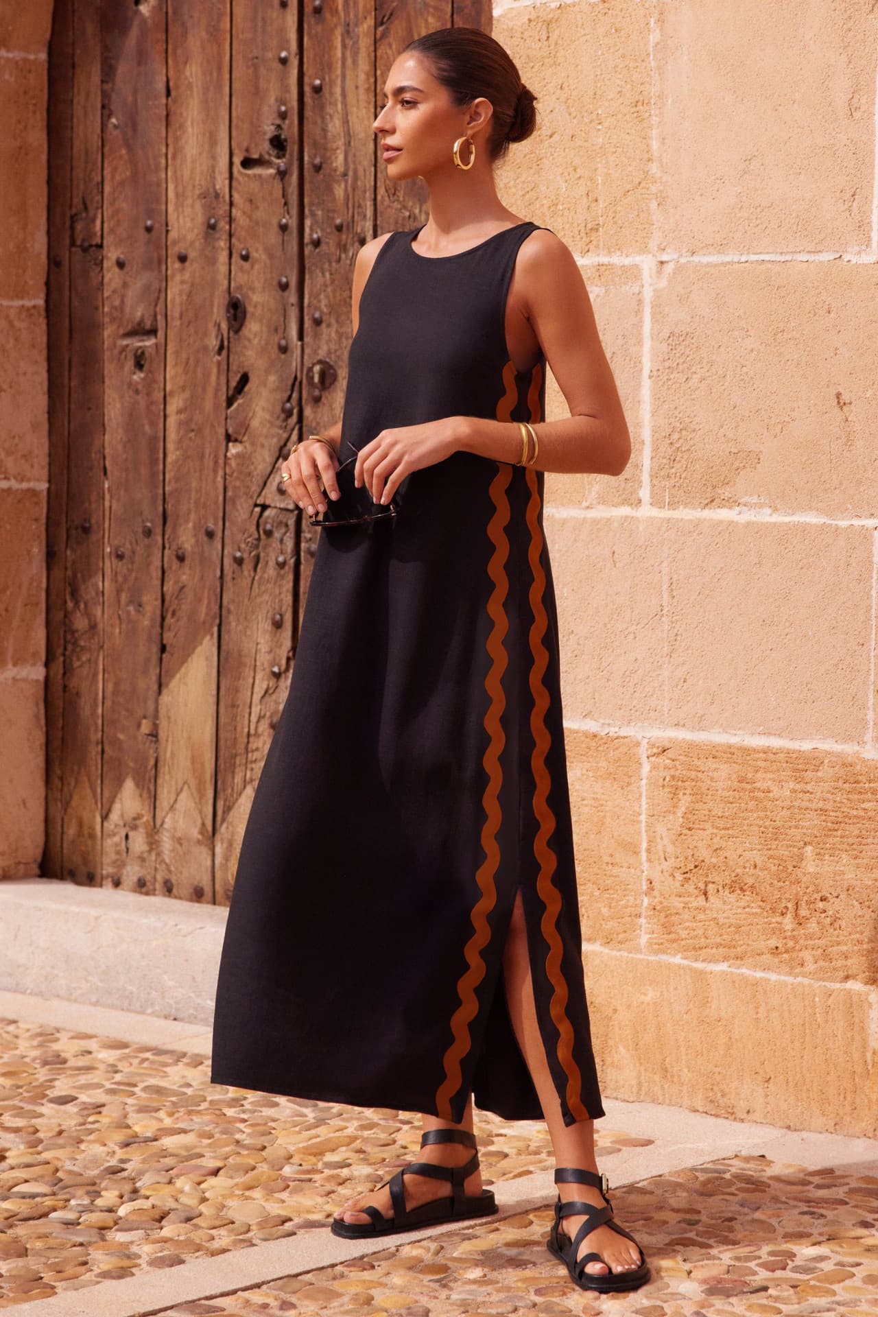 Vestido casual sin mangas con detalles de encaje