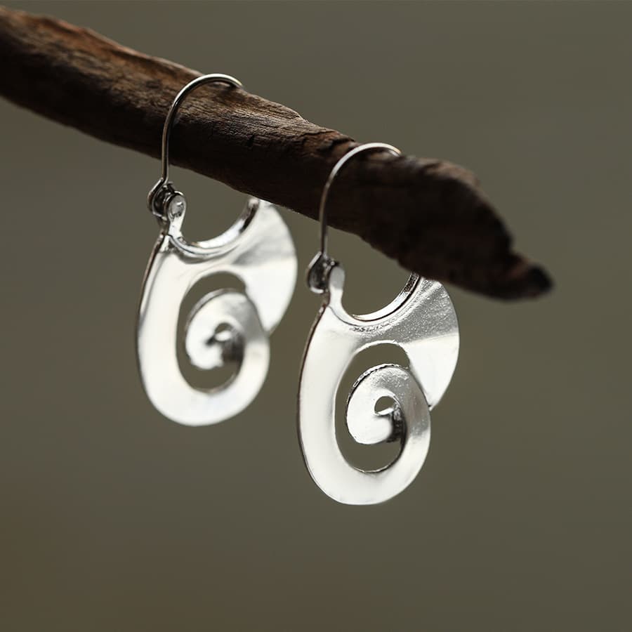 Aretes en espiral estilo retro geométrico