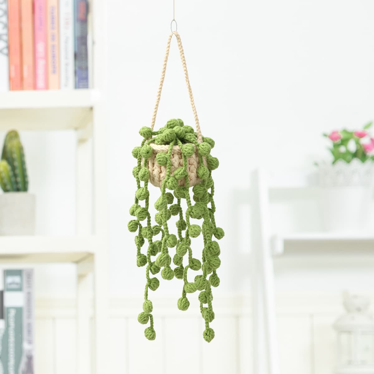 Planta colgante tejida al crochet con enredaderas verdes