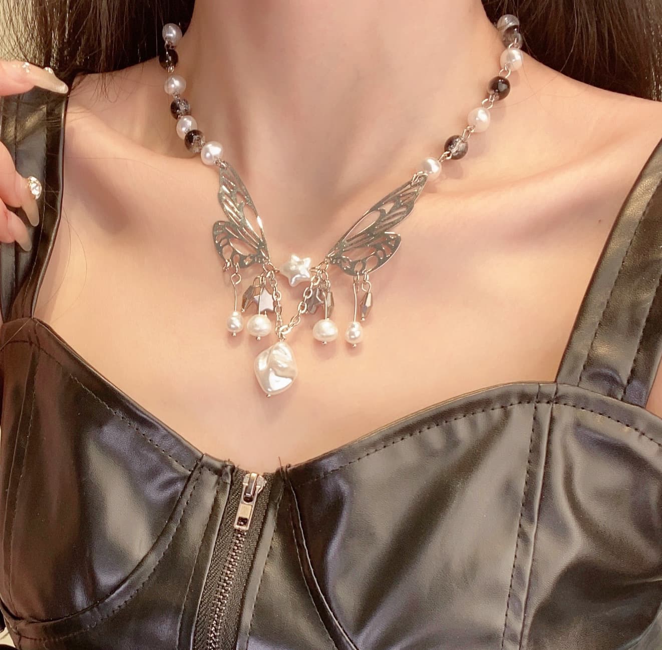 Collar llamativo con mariposa y perlas