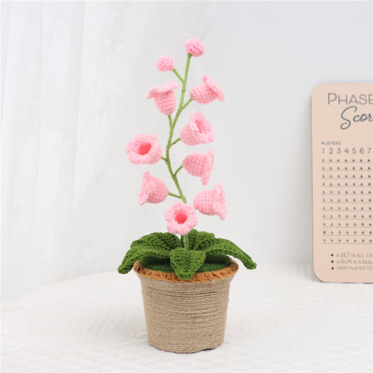 Adorno tejido a mano con flor de dedalera en maceta para decoración de hogar