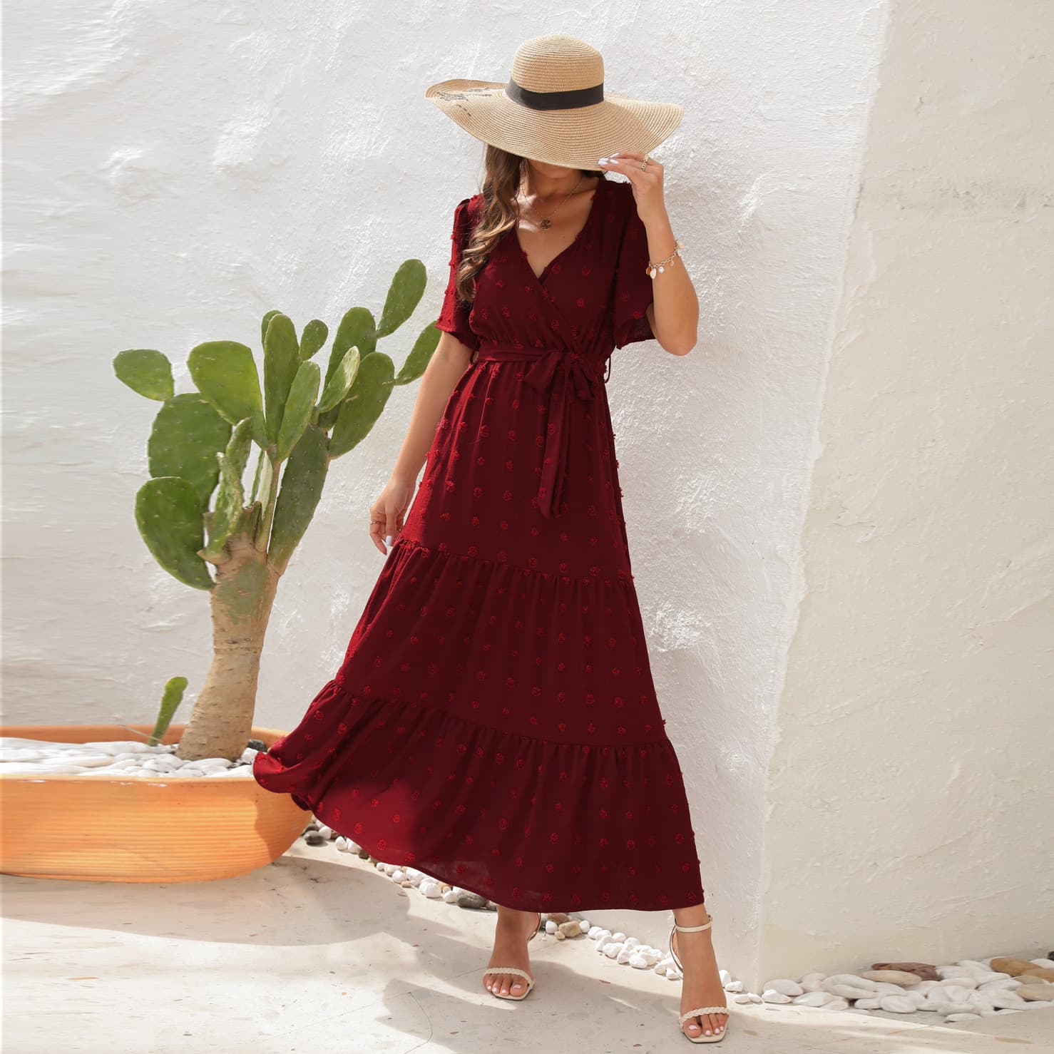 Vestido corto de verano con cuello en V y diseño de pompón