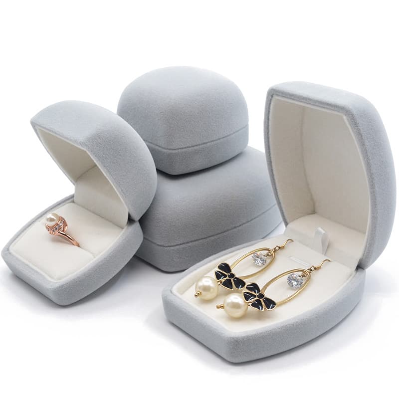 Caja de joyería de terciopelo con estilo elegante