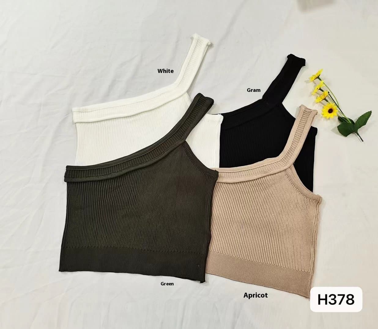 Top de verano con hombro irregular y diseño moderno