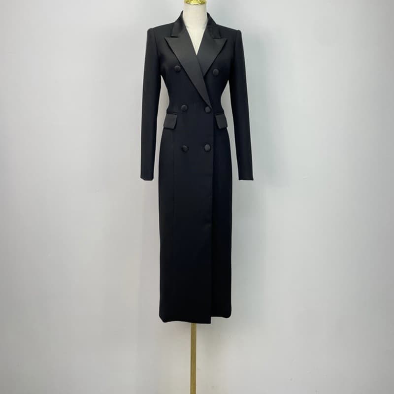 Vestido negro de talle alto y manga larga