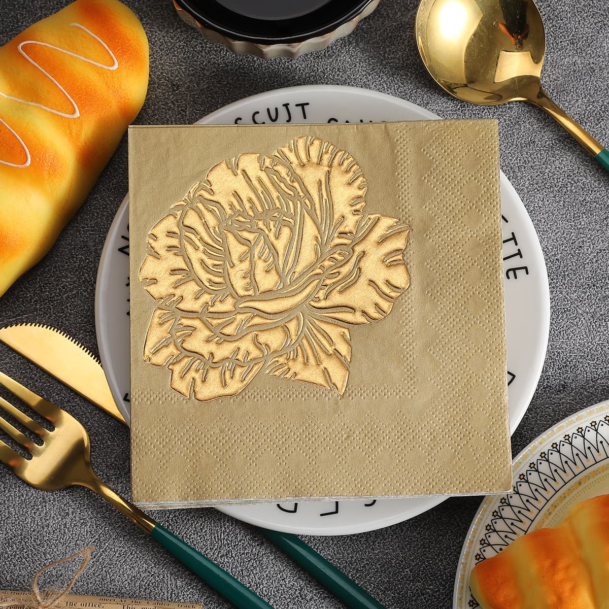 Servilletas con relieve rosas serie dorada estampada