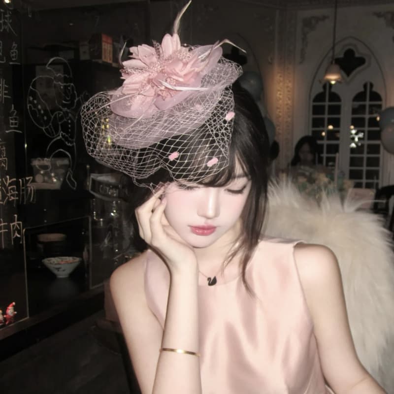 Tocado con plumas de estilo francés retro
