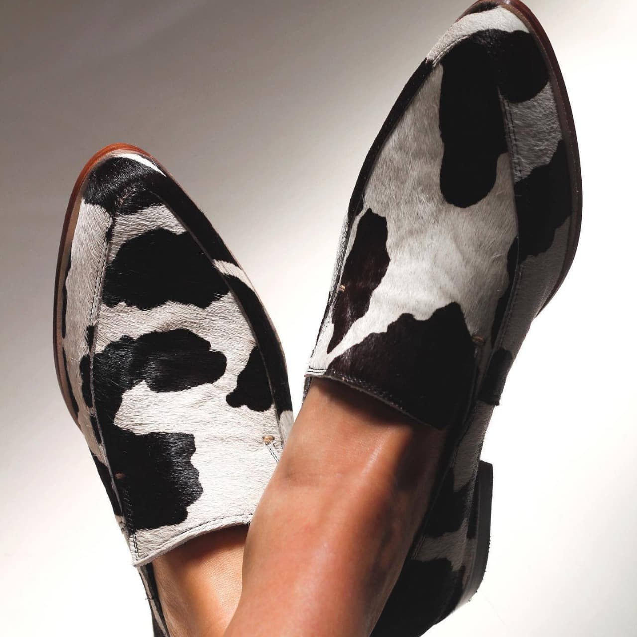 Zapatos casuales con patrón de vaca y punta fina