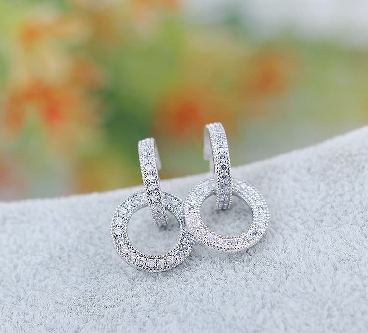 Aretes plateados con circón y forma de círculo