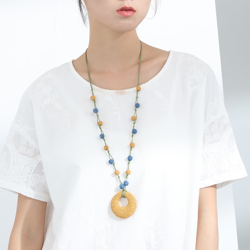 Collar de algodón y madera con detalles en aleación