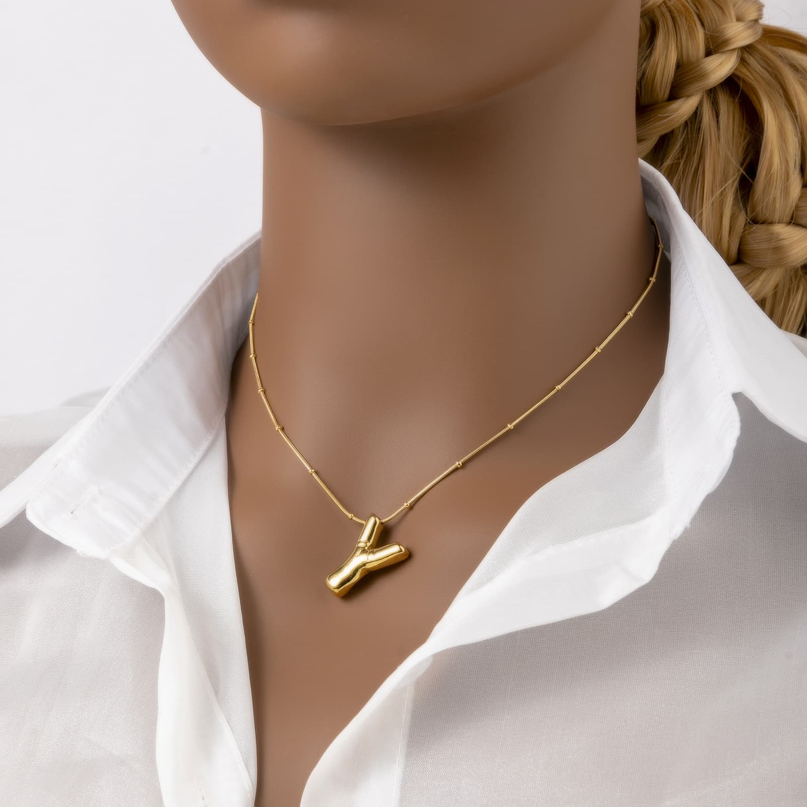 Collar de acero inoxidable plateado con letra personalizable