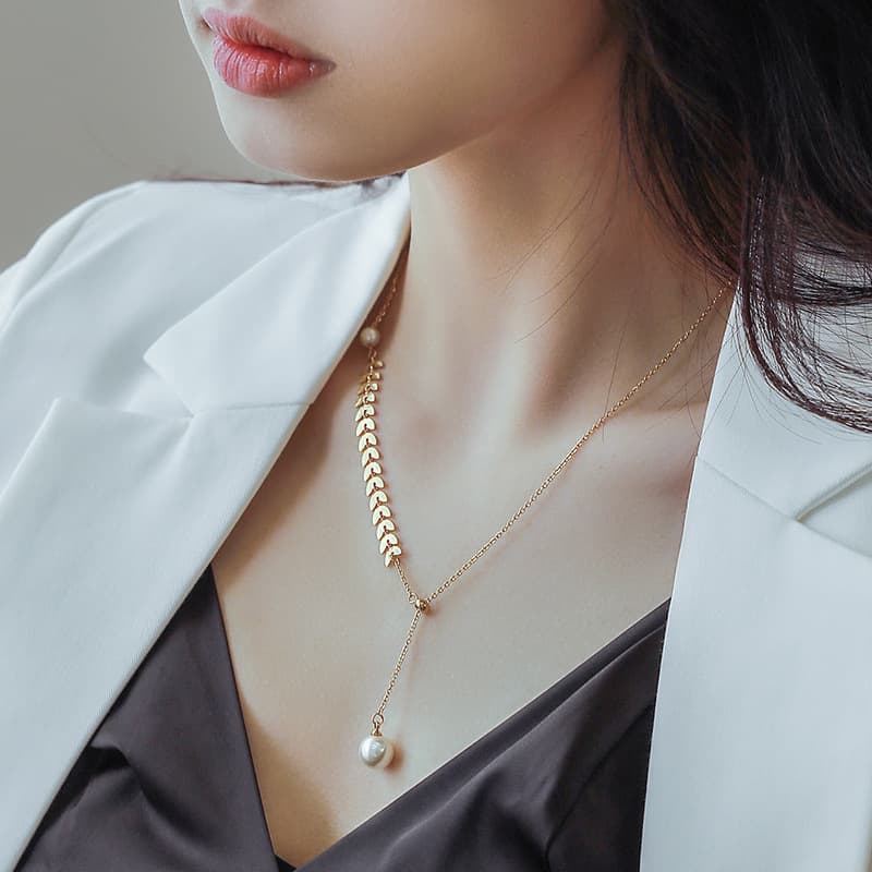 Collar de perlas con diseño de cola de fénix