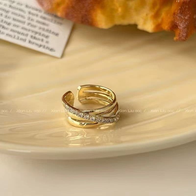 Anillo minimalista triple cruz abierto para mujeres