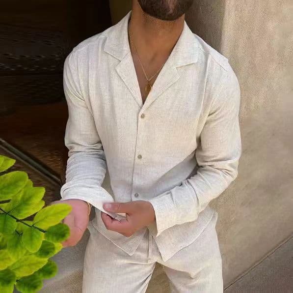 Traje casual de dos piezas con camisa y pantalón ajustado