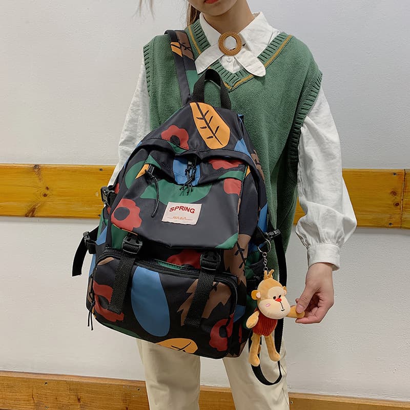 Mochila de viaje con patrón geométrico y colores contrastantes