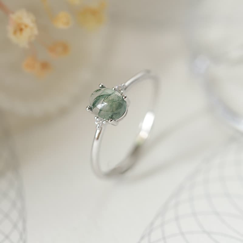 Anillo ajustable con ágata verde musgo y piedra de agua