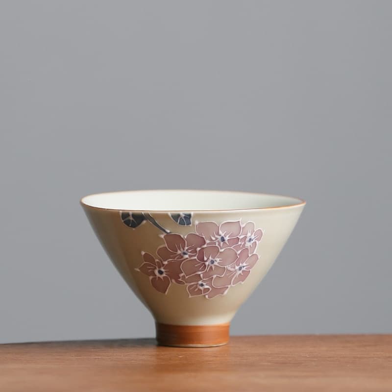 Taza de cerámica pintada a mano con hortensia