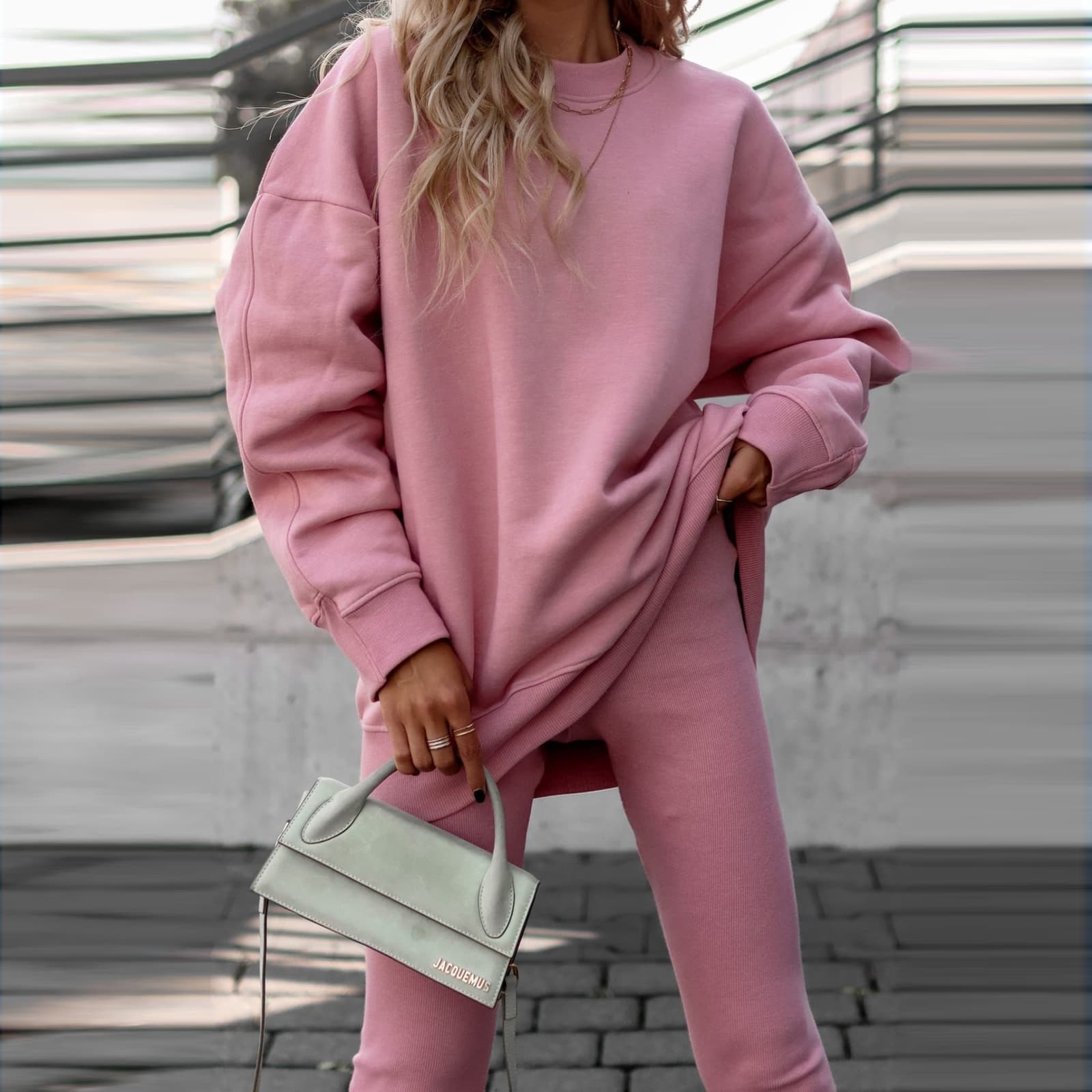 Conjunto sudadera hombro caído y pantalones para mujer