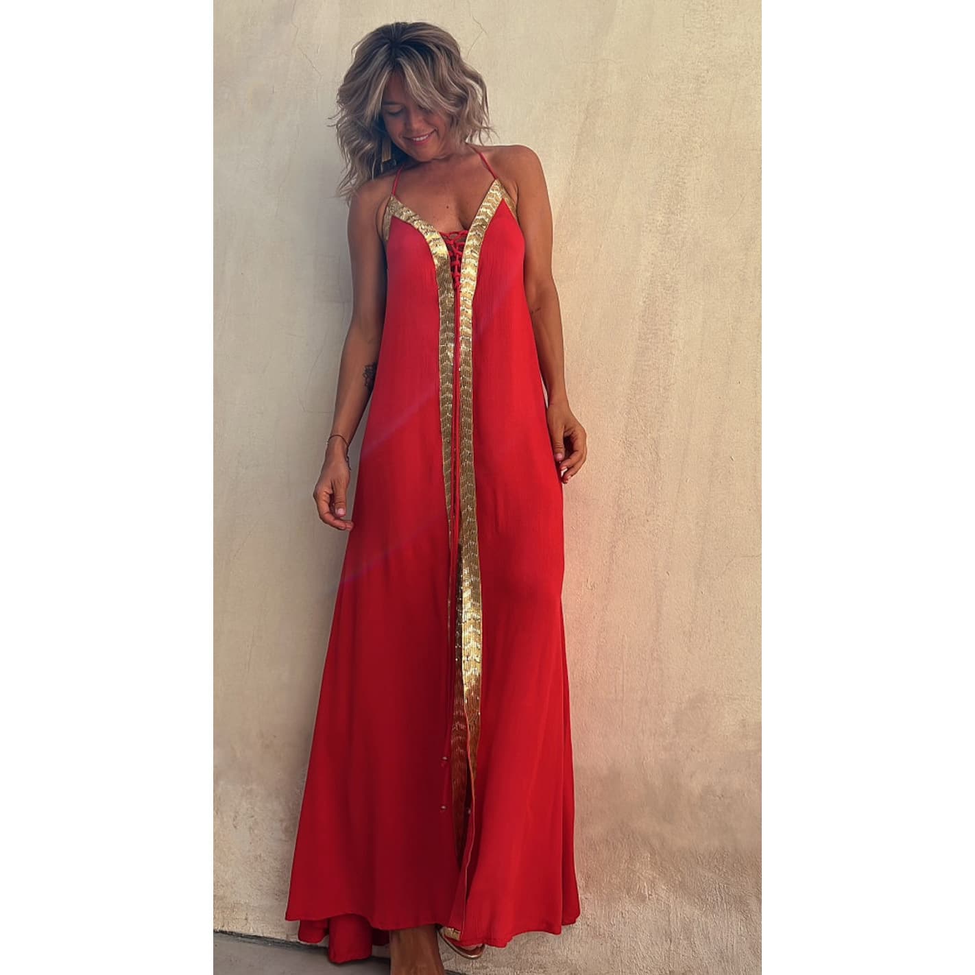 Vestido halter sin mangas con cordones y vuelo