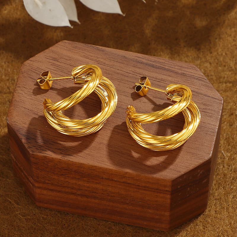 Aretes de acero titanio tres aros, estilo vintage sin desvanecimiento