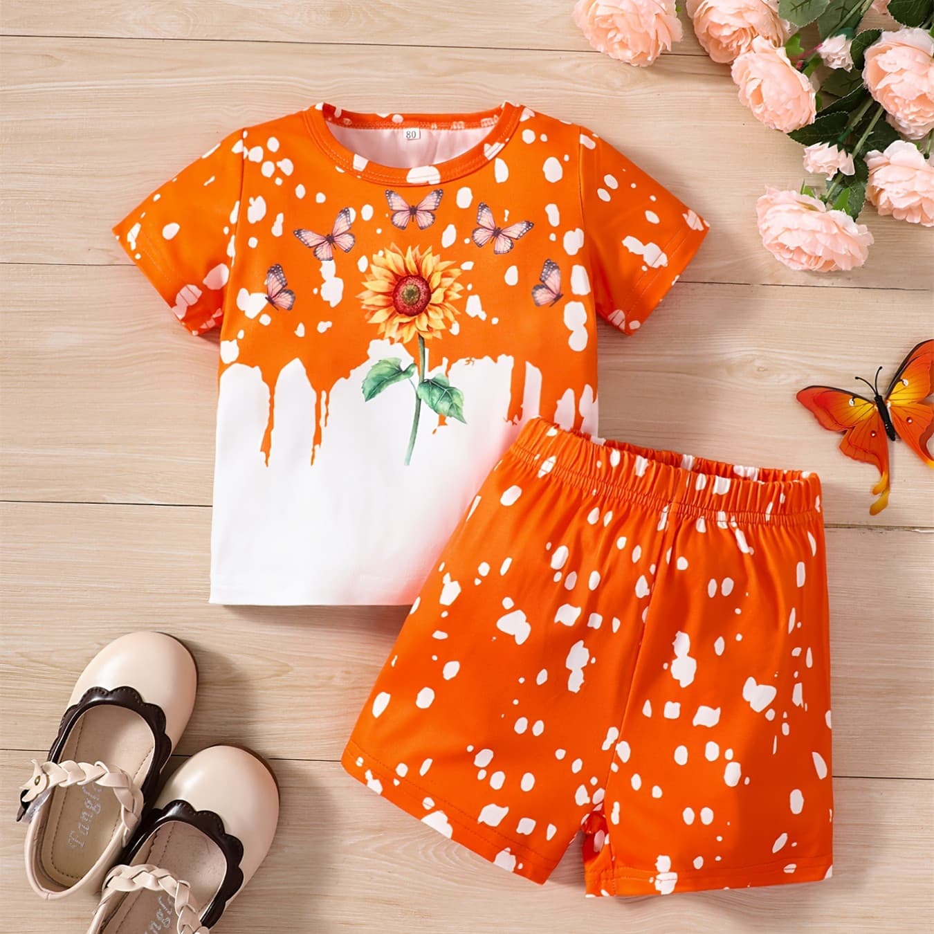 Conjunto de short y blusa estampado con flores y mariposas