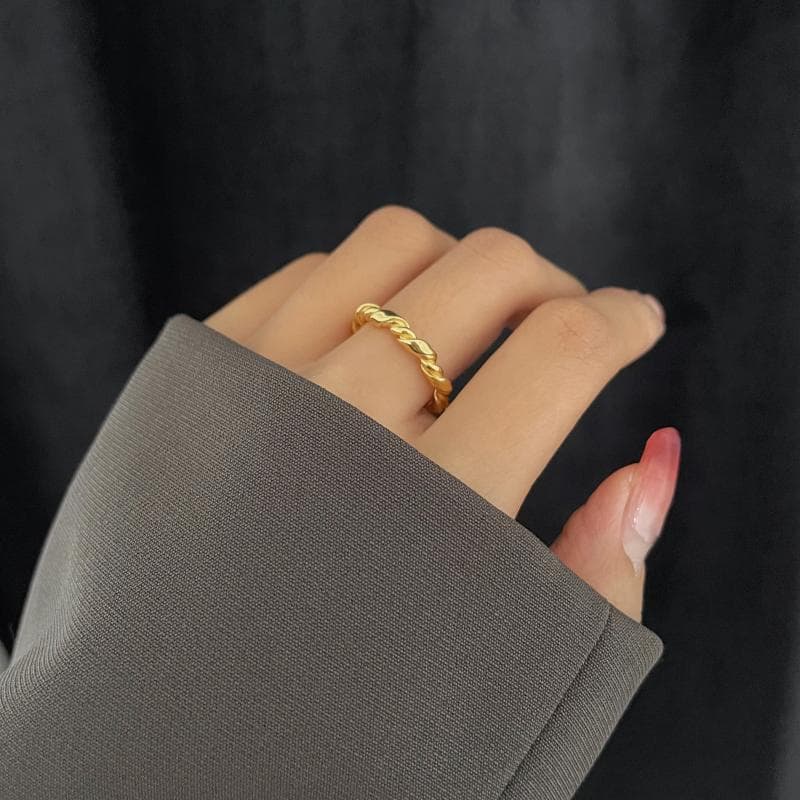 Anillo minimalista trenzado para mujeres diseño ajustable