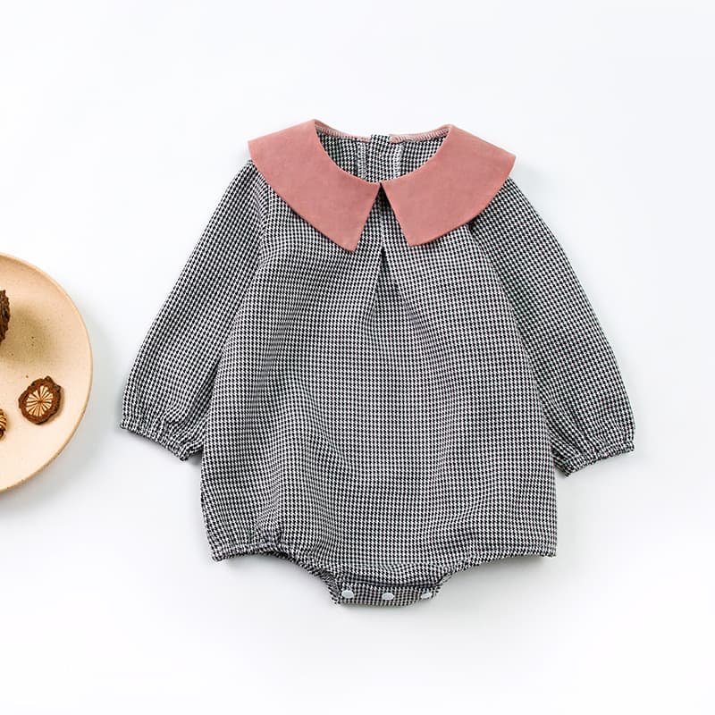 Mameluco para bebé con mangas largas y patrón pata de gallo
