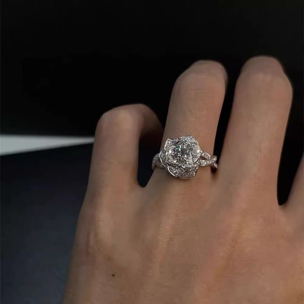 Anillo rosa 3D con circones incrustados, acabado platinado