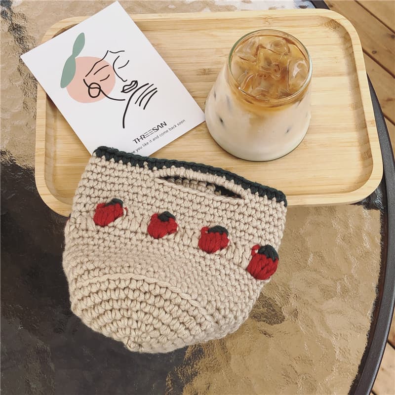 Bolso tejido con diseño de frutas