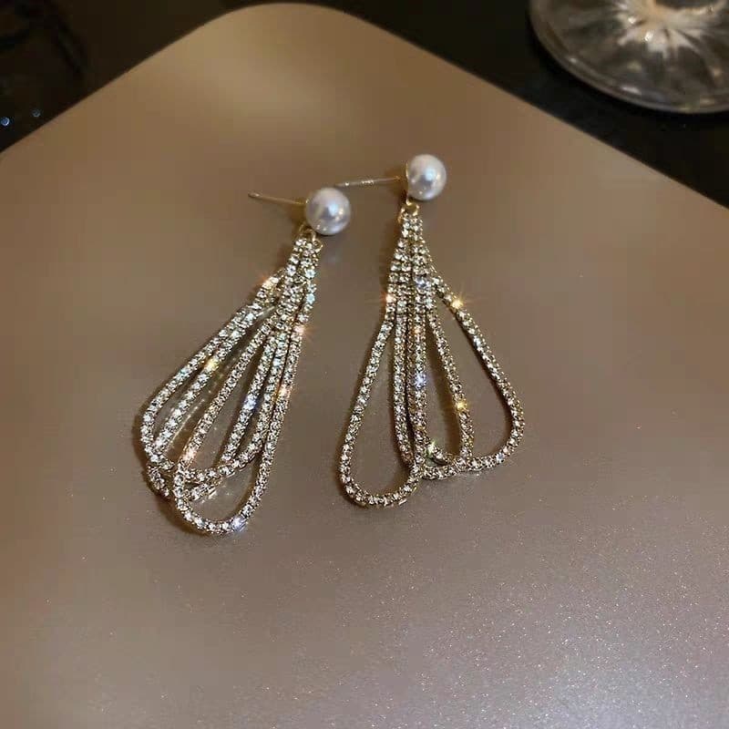 Aretes largos con perla y diamante simulado forma gota