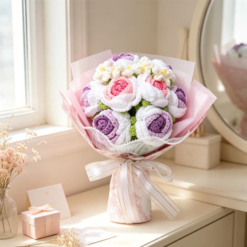 Ramo de rosas tejidas a mano con detalles de perla