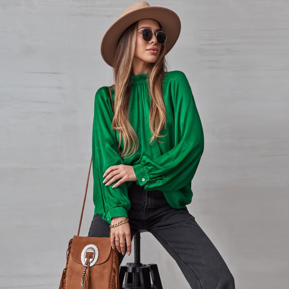 Blusa con cuello alto irregular y mangas farol