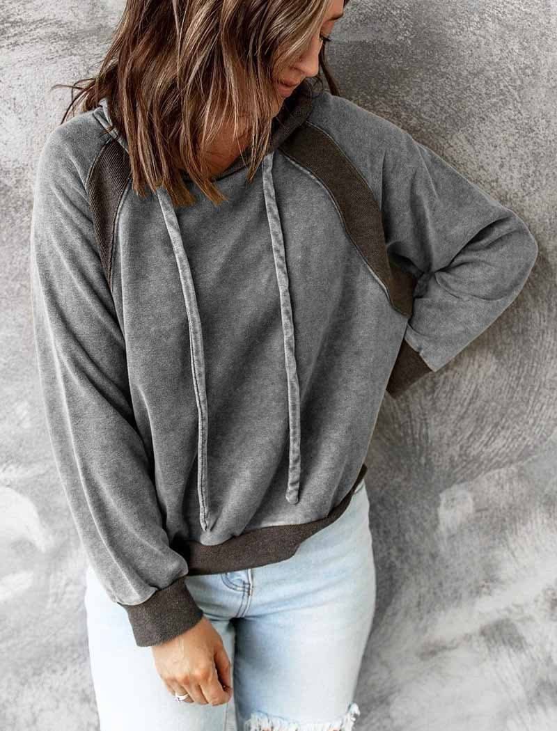 Suéter urbano con capucha y diseño de retazos