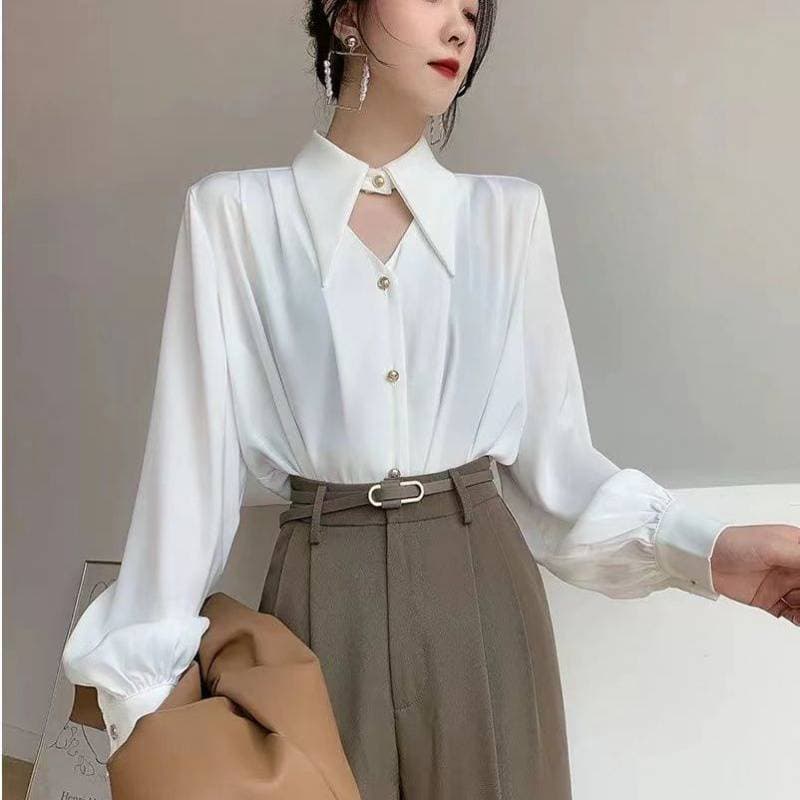Blusa satinada con mangas largas estilo urbano