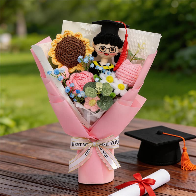 Ramillete tejido a crochet con rosas, girasoles y figura de graduación