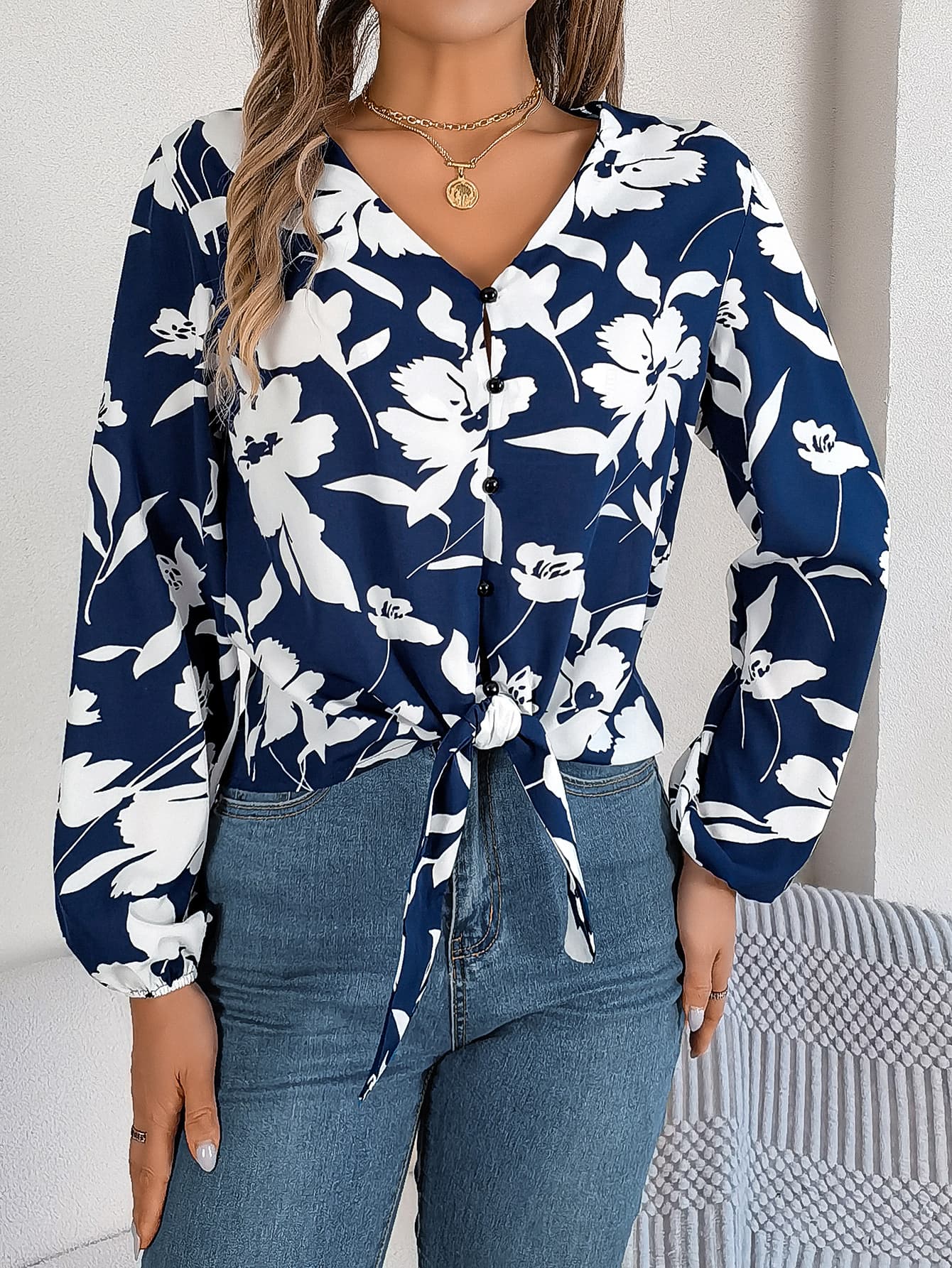 Blusa de gasa con mangas linterna y cinturilla anudada