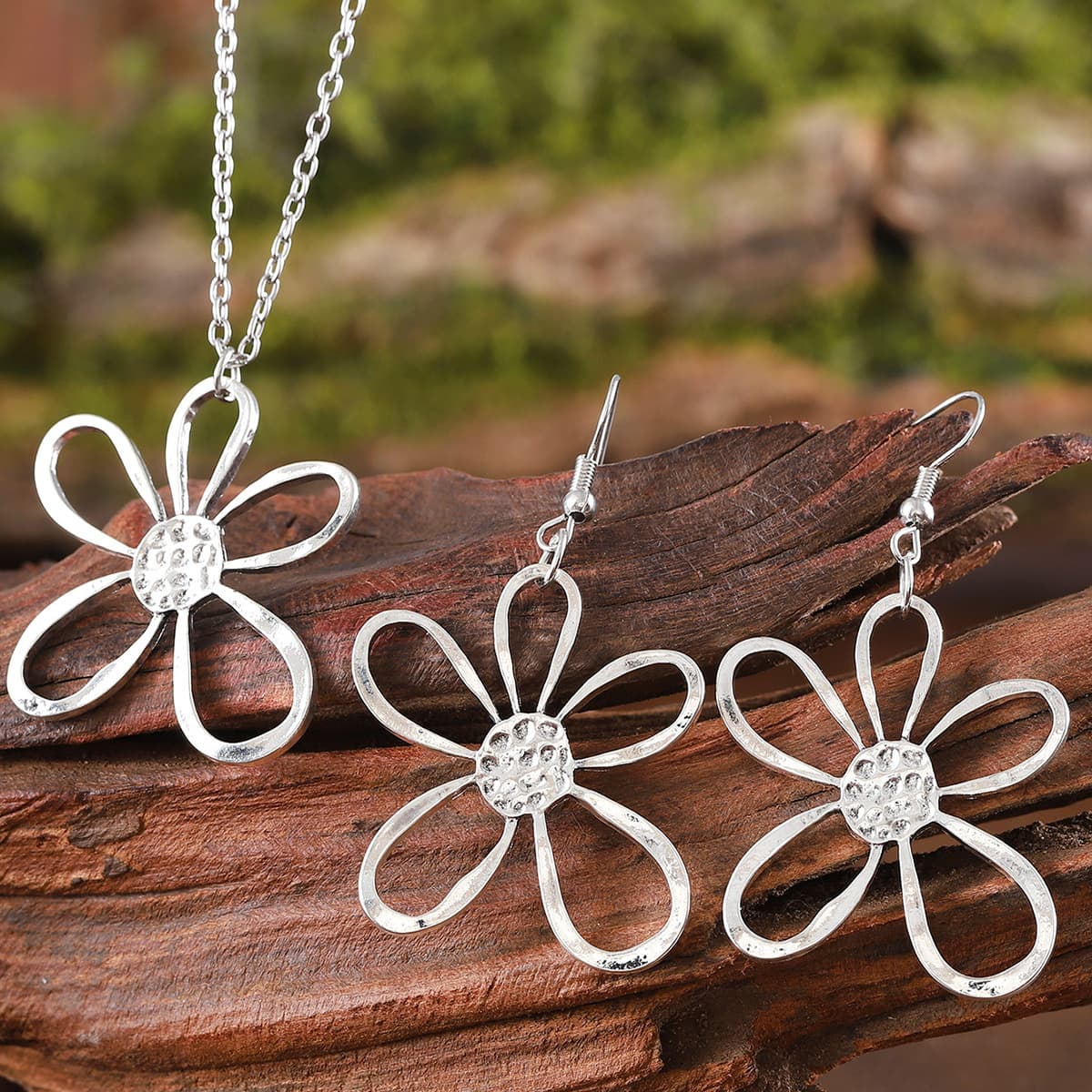 Aretes y collar retro de flor hueca