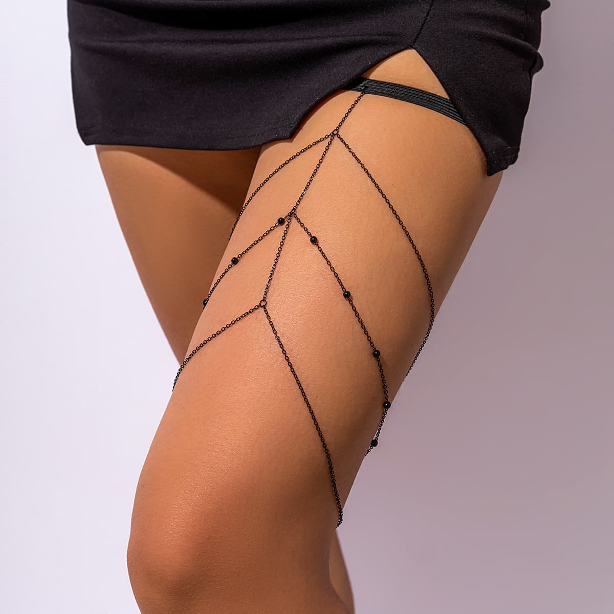 Tobillera de metal con cadena elástica y borla