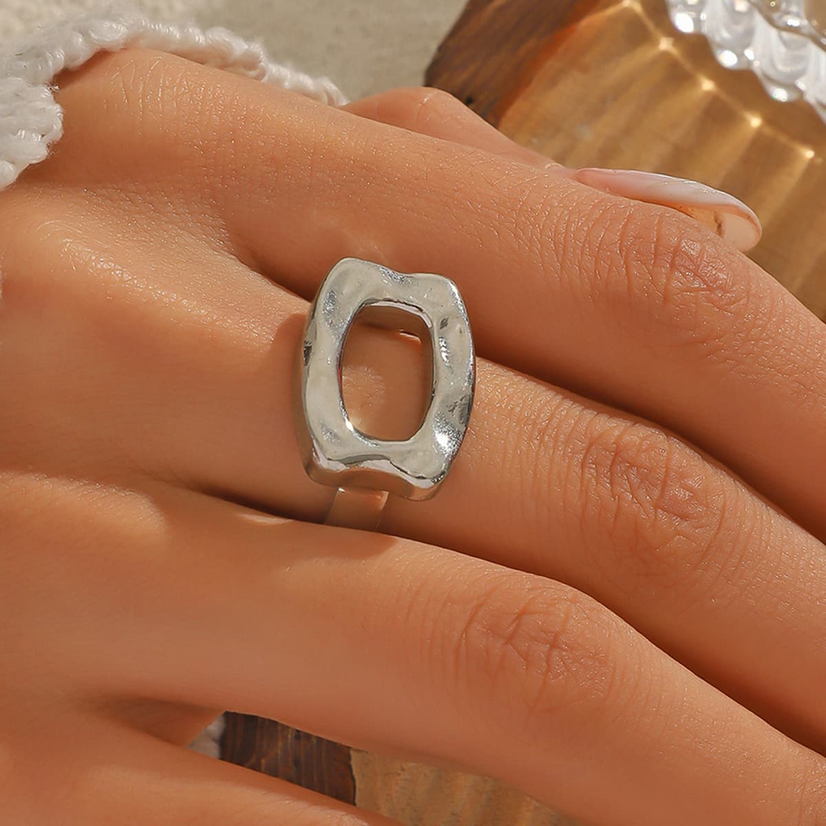 Anillo grande francés de textura metálica minimalista