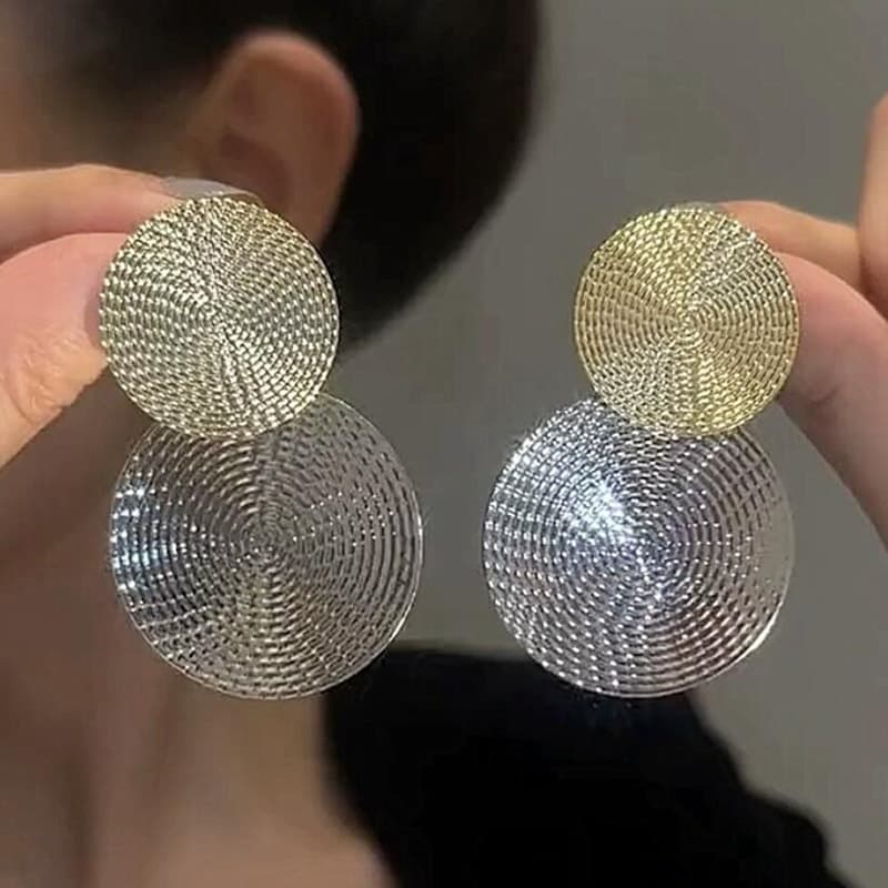 Aretes plateados con lentejuelas redondas