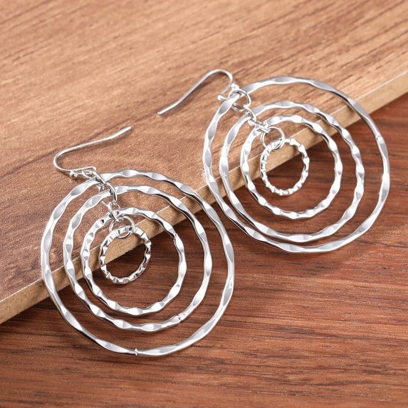Aretes colgantes de metal martillado para mujer