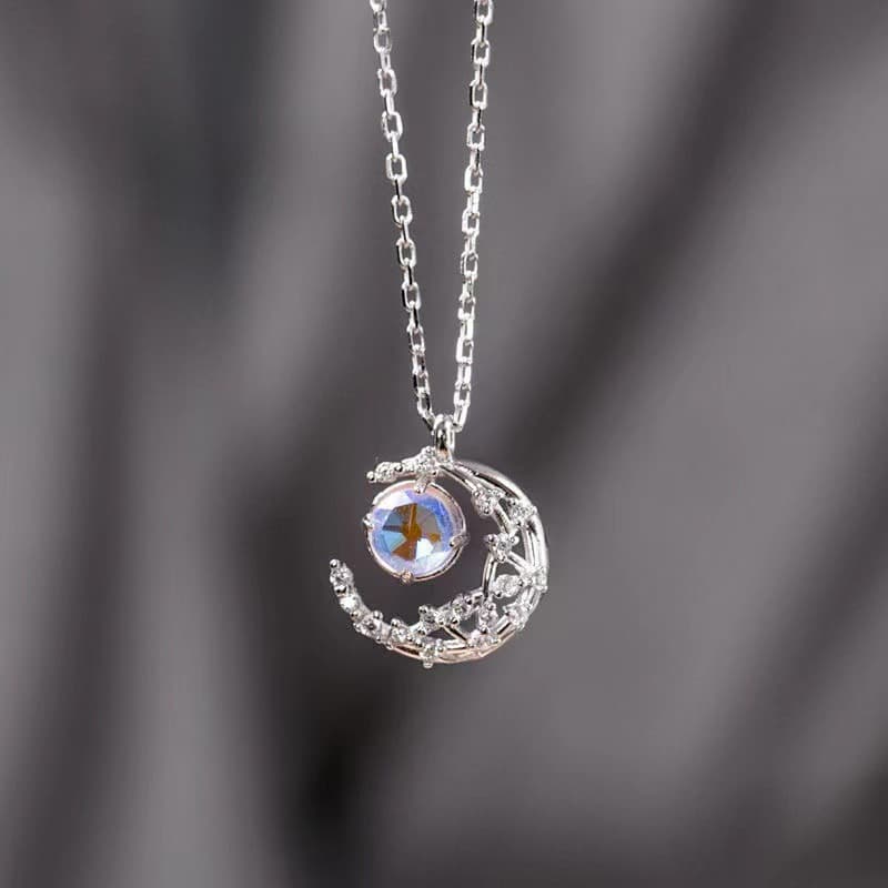 Collar de luna creciente con diamantes incrustados